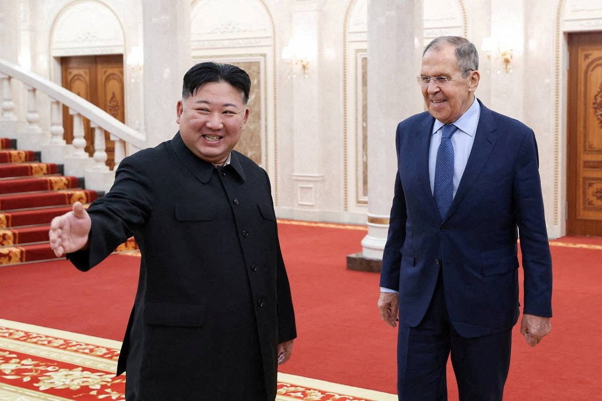 Ziemeļkorejas vadonis Kims Čenuns un Krievijas ārlietu ministrs Sergejs Lavrovs tikšanās laikā 19. o...