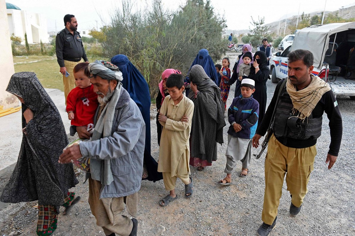 Afgāņu bēgļi sapulcināti pirms gaidāmās deportācijas no Pakistānas