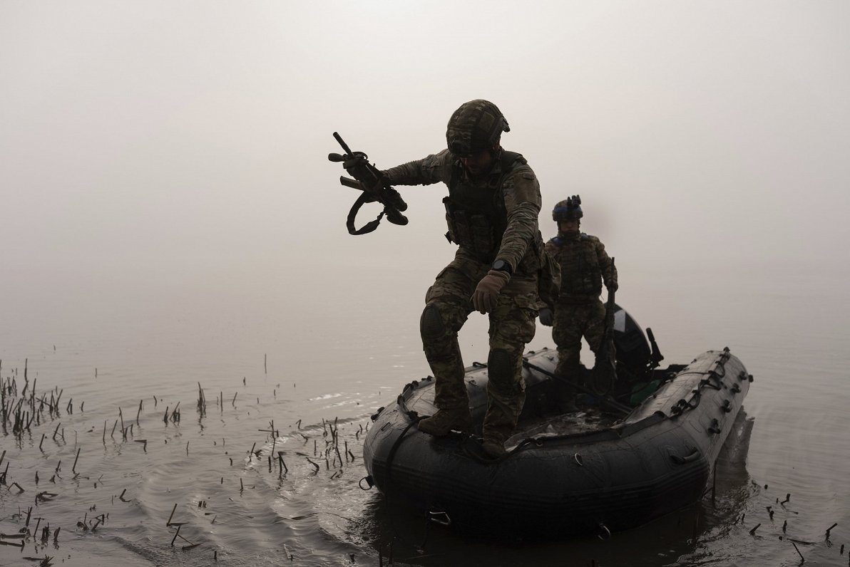 Ukrainas karavīri šķērso Dņepras upi pie Hersonas