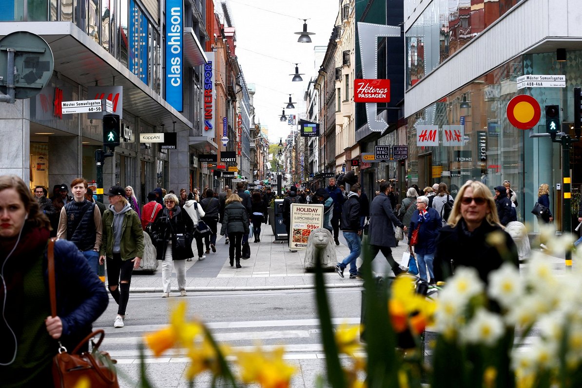 Ilustratīvs attēls: cilvēki Zviedrijas galvaspilsētas Stokholmas ielās