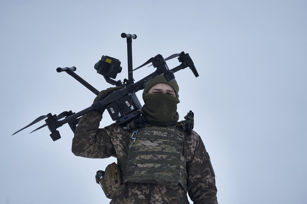 Ukrainas armijas karavīrs ar dronu