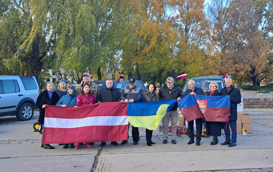 Tūju rakstā nomaskēti auto uz Ukrainas fronti ved ziemas formas un krāsniņas