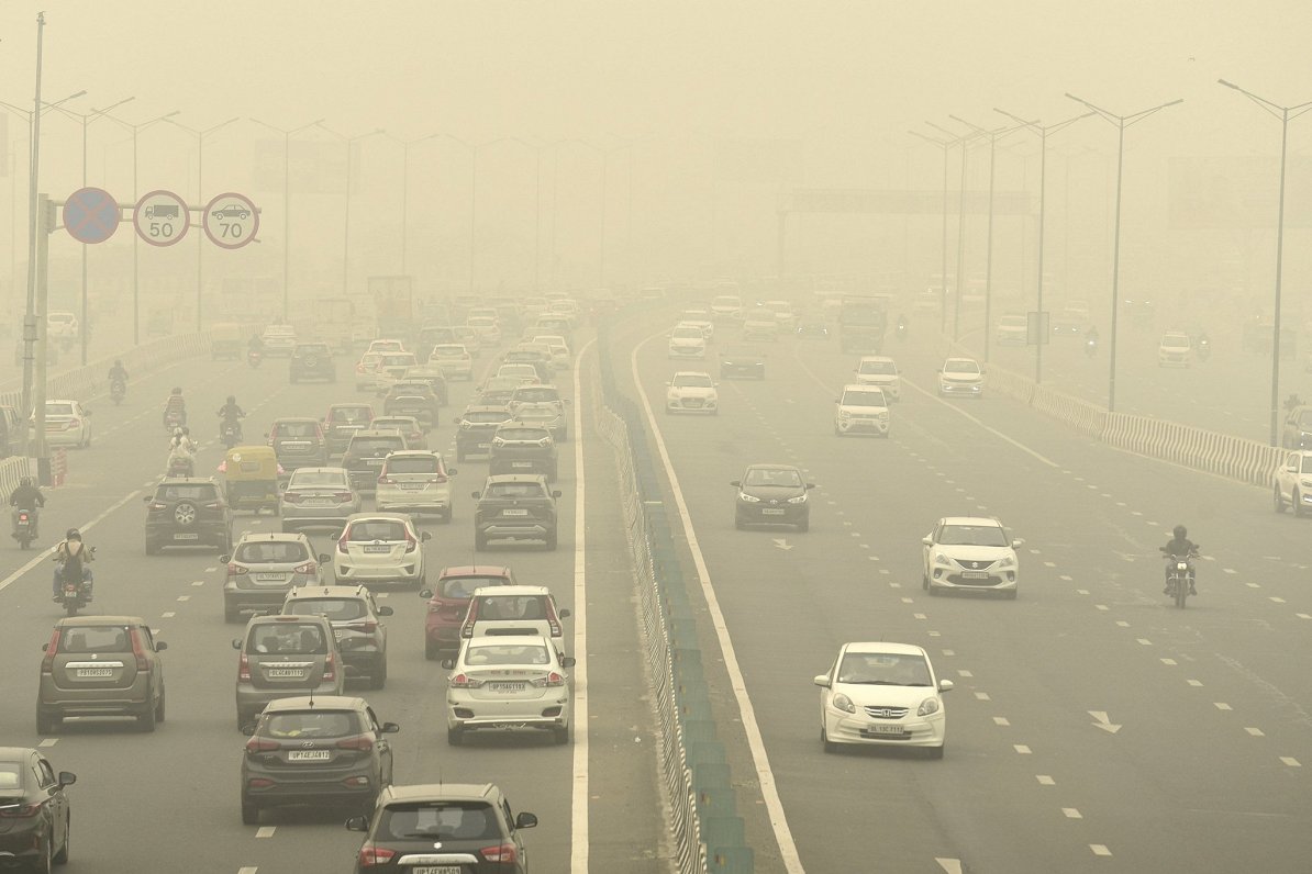 Indijas galvaspilsētu pārklājis toksisks smogs