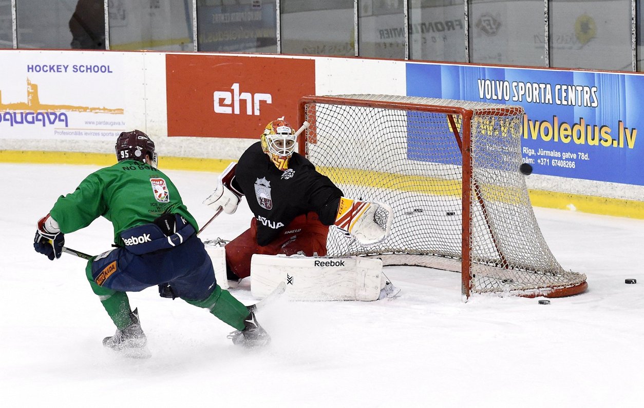 Ivars Punnenovs vārtos Latvijas hokeja izlases treniņā