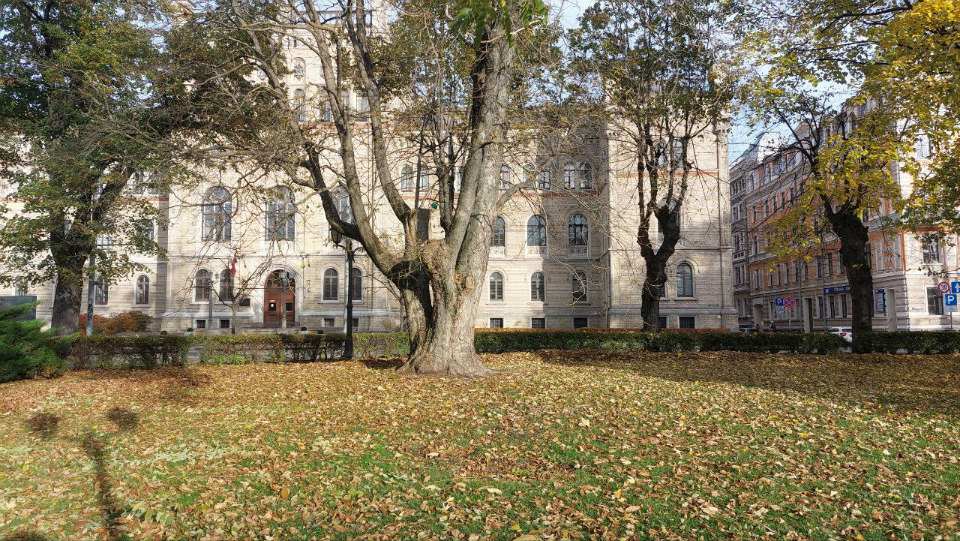 Место установки монумента напротив главного здания Латвийского университета в пятницу, 3 ноября