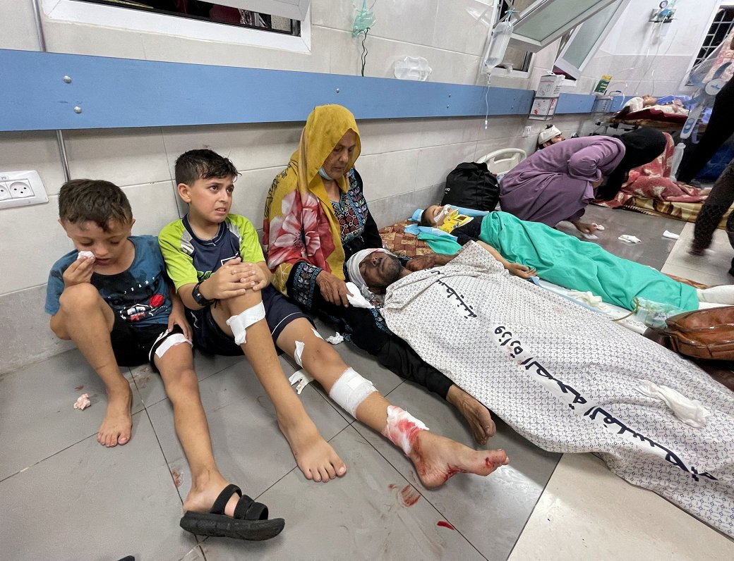 Ievainotie palestīnieši pēc Izraēlas uzbrukuma, kurā cieta arī neatliekamās medicīniskās palīdzības...
