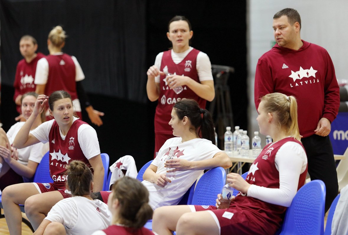 Latvijas sieviešu basketbola valstsvienība treniņā