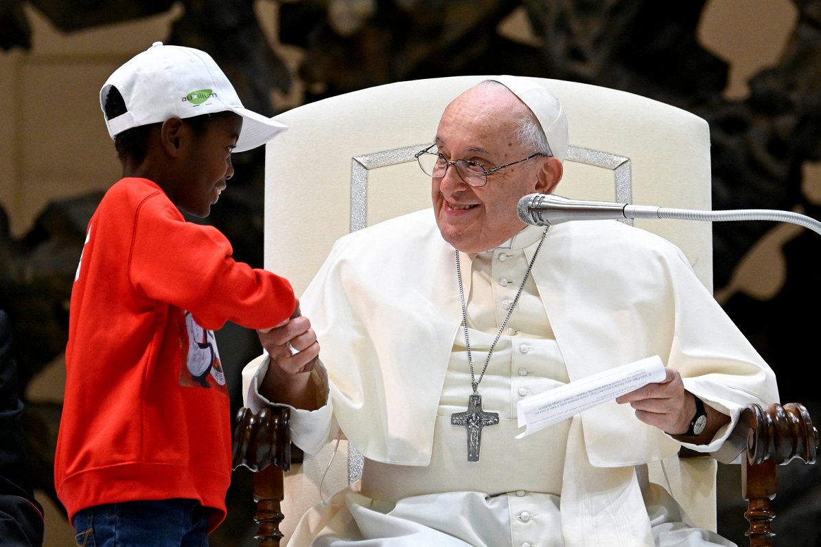 Pāvests Francisks pirmdien tikās ar bērniem no visas pasaules