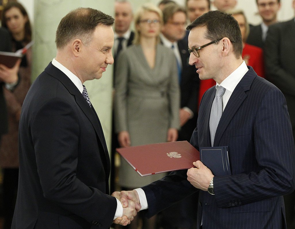 Polijas prezidents Andžejs Duda (no kreisās) un premjers Mateušs Moraveckis
