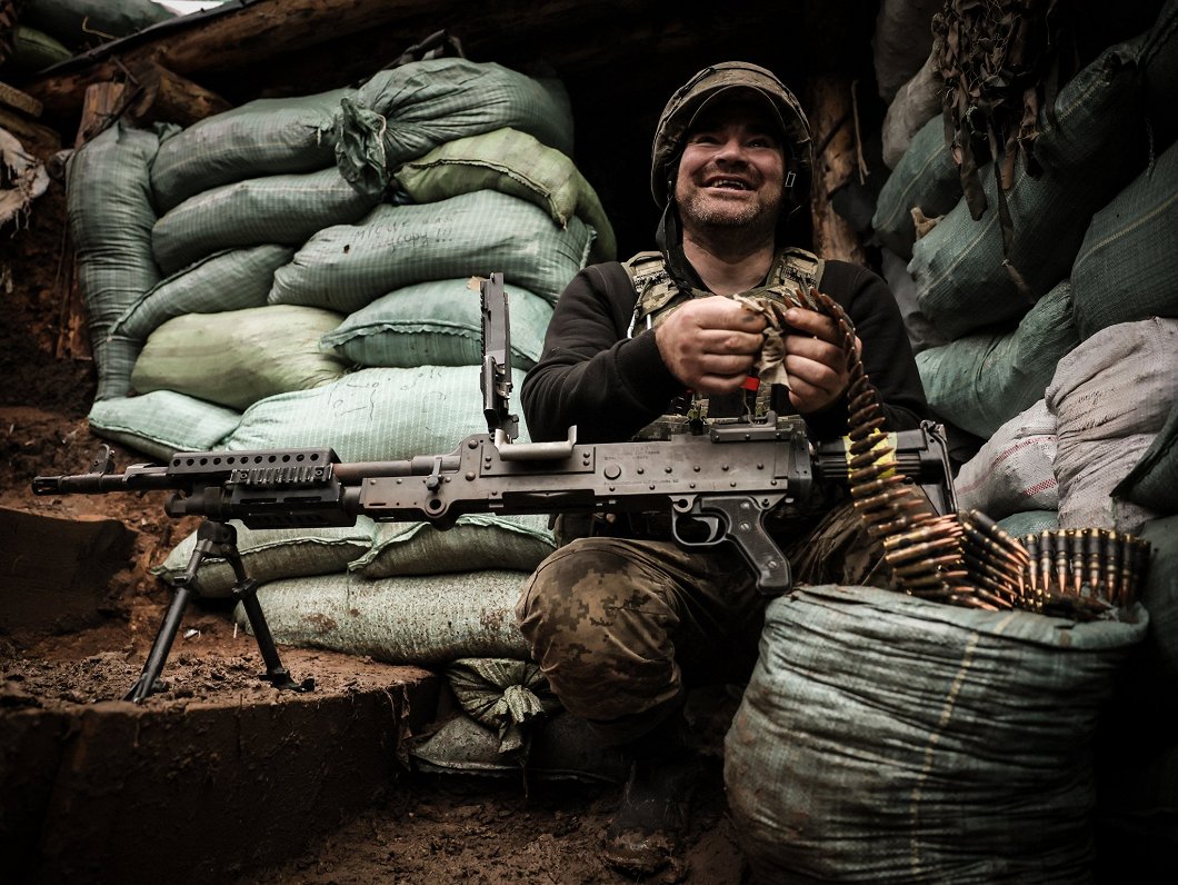 Ukrainas armijas karavīrs ierakumos Doneckas apgabalā