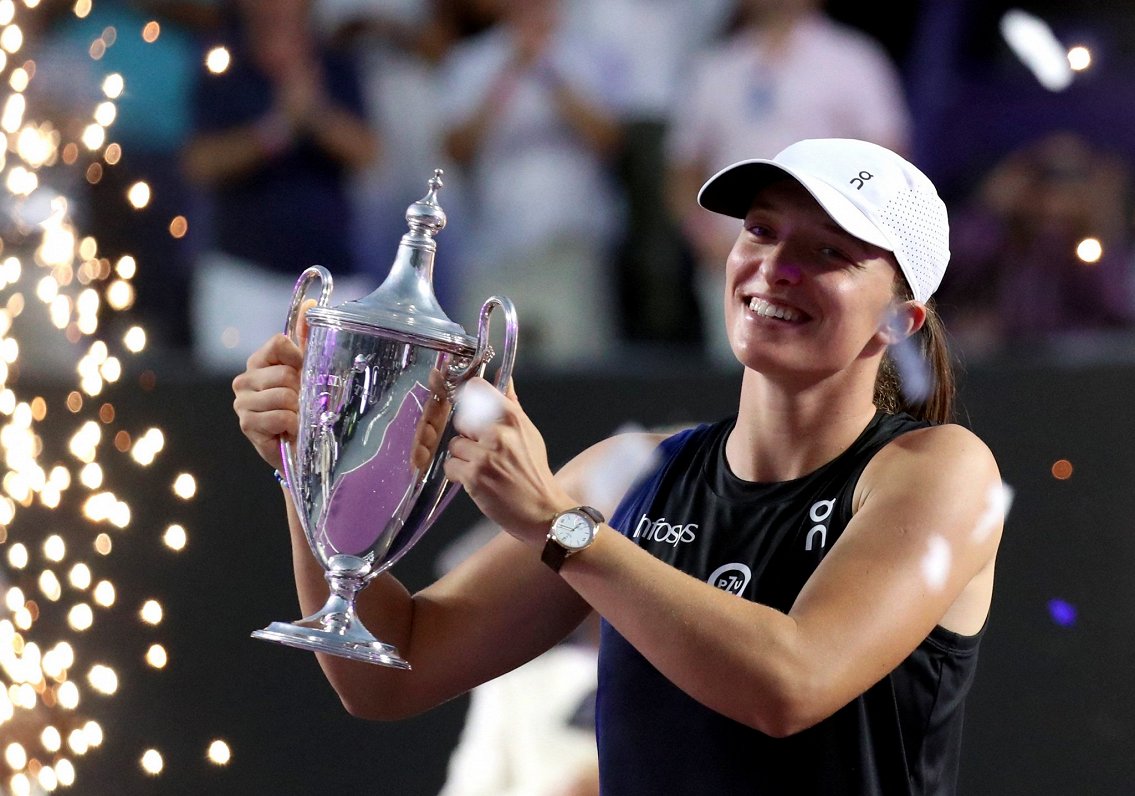 Iga Švionteka ar WTA sezonas noslēguma turnīrā izcīnīto uzvarētājas kausu