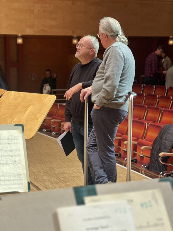 Māris Sirmais un Silvēns Kambrelēns koncerta mēģinājumā Esenes Filharmonijā