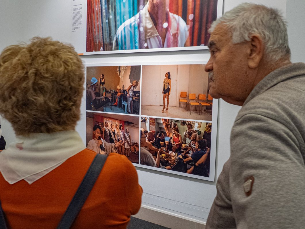 Ungārijas Nacionālā muzeja apmeklētāji apskata fotogrāfes Hannas Moralesas darbu &quot;Home For The...
