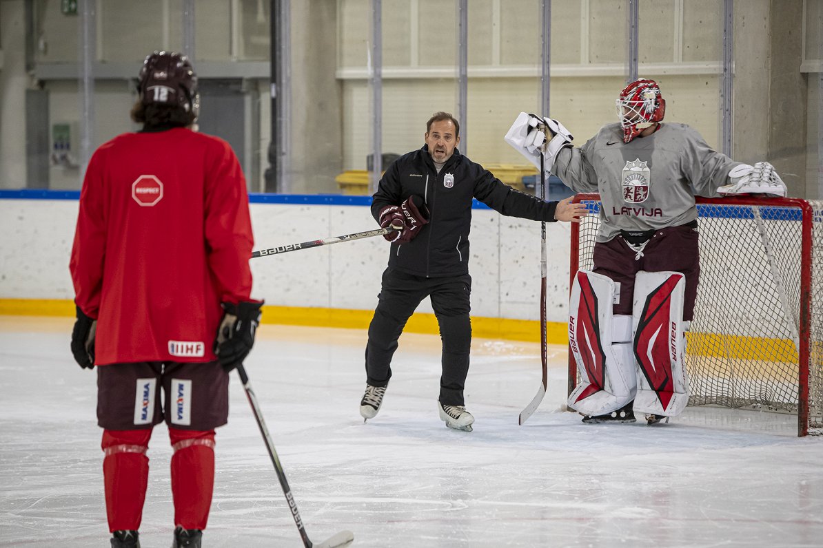 Artūrs Irbe (centrā) Latvijas hokeja valstsvienības treniņā