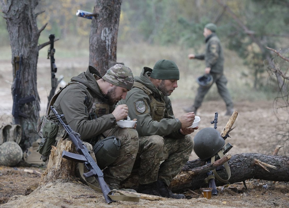 Ukrainas Nacionālās gvardes karavīri ietur maltīti mācību laikā Kijivas apgabalā