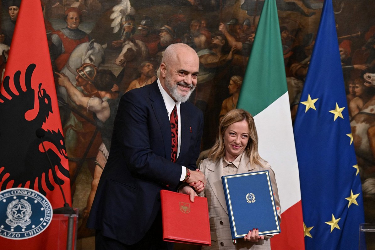 Itālijas valdības vadītāja Džordžija Meloni vienojusies ar Albānijas premjeru Edi Ramu par migrantu...