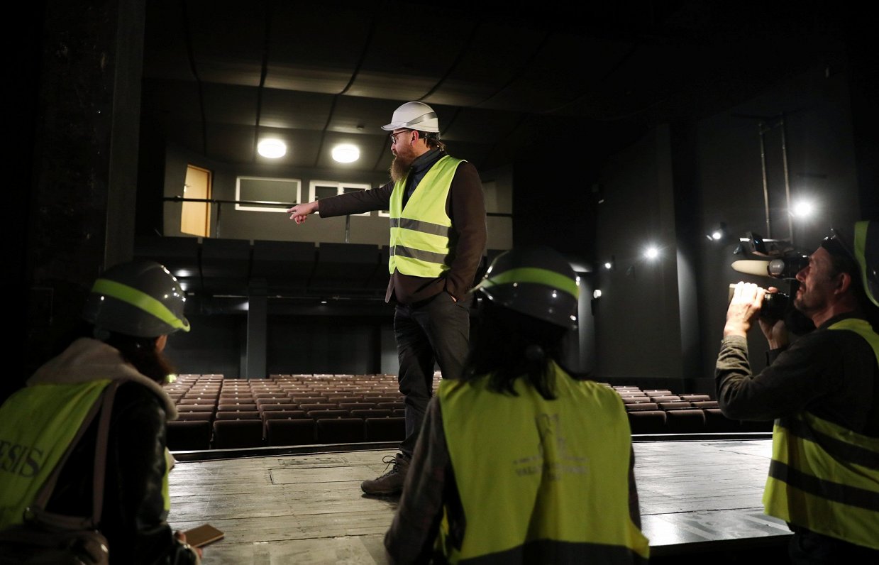 Leļļu teātra direktors Mārtiņš Eihe (centrā) apmeklē atjaunotās teātra telpas.