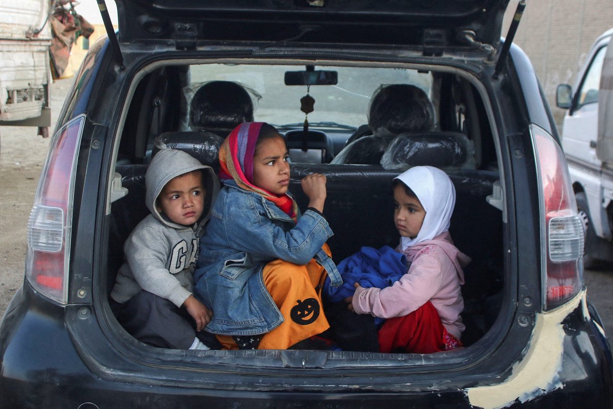 Afgāņu bērni kopā ar ģimeni atgriežas Afganistānā caur Čamanas robežpunktu Pakistānā