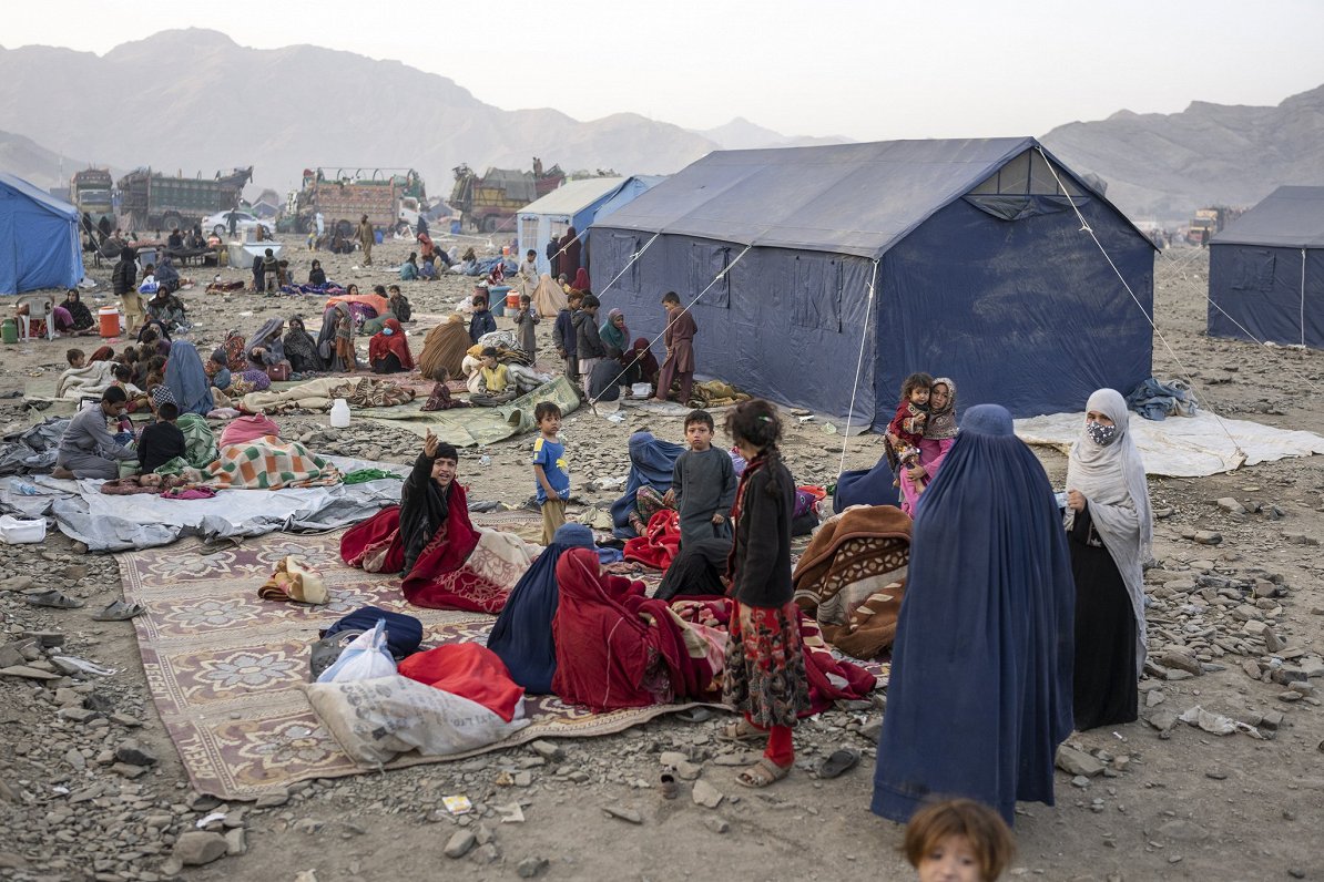 Cilvēki pie Torkhemas robežpunkta Afganistānā