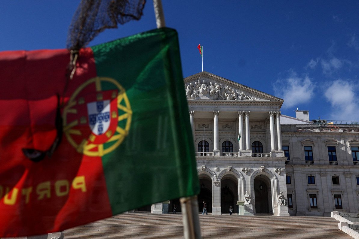 Portugāles karogs pie parlamenta ēkas
