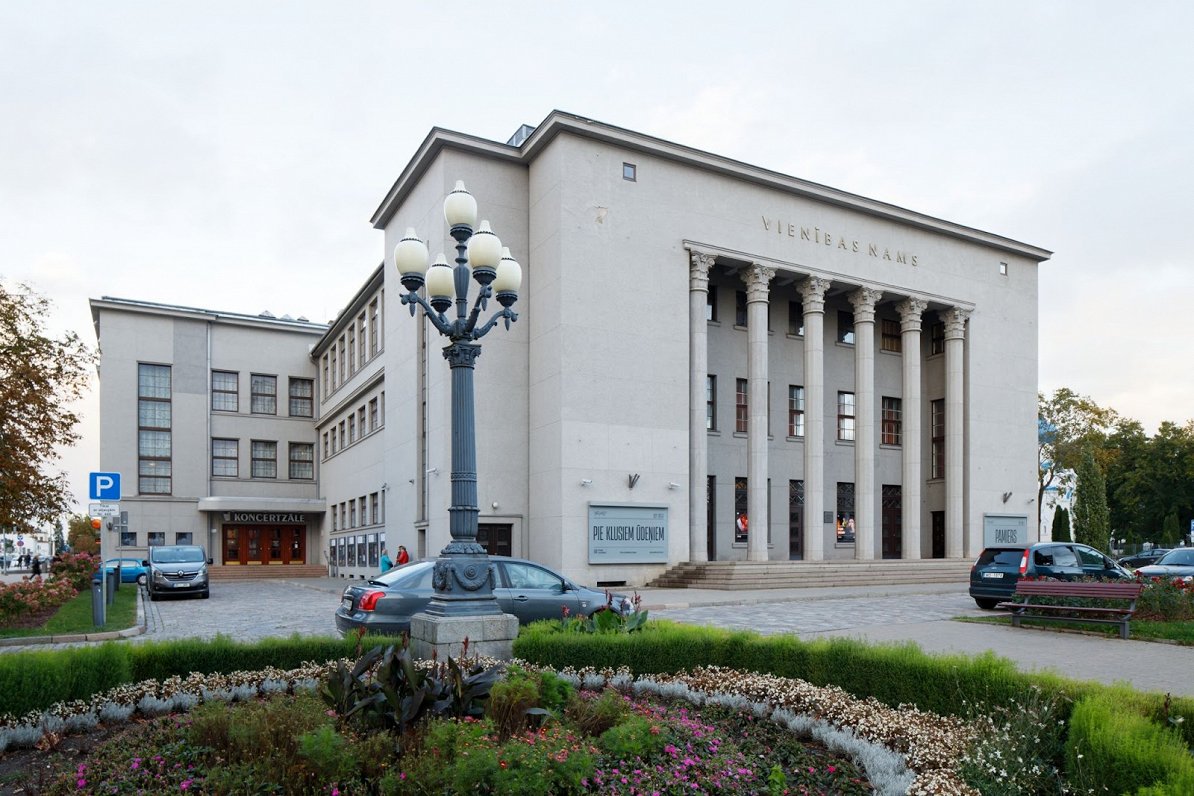 Daugavpils galvenā kultūras iestāde – Vienības nams. Tā pagrabā agrāk atradās sporta zāle. Lai gan l...