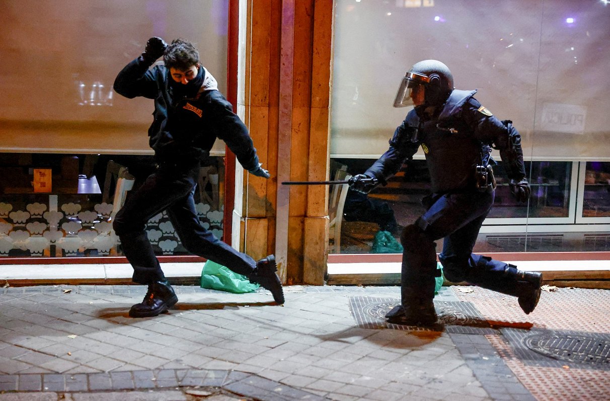 Spānijas policists iesaistījies konfliktā ar protestētāju