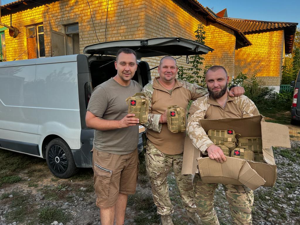 Ingus Ostrovskis nogādā aptieciņas ukraiņu karavīriem