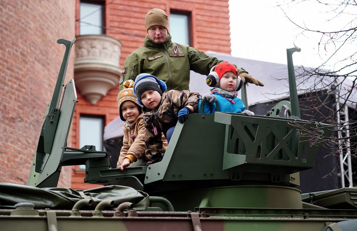 Фото: в Вецриге проходит выставка военной техники