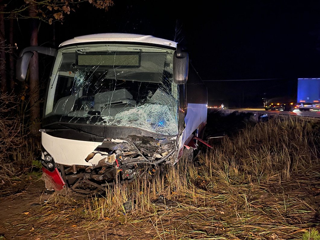 Autoavārijā netālu no Sposimas, Latvija, gājuši bojā divi cilvēki un vēl 17 ievainoti / Raksts