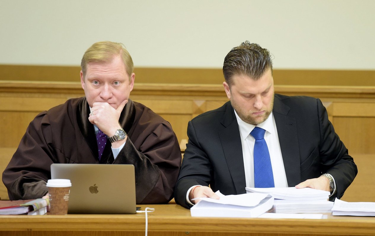 Advokāts Jānis Rozenbergs (no kreisās) un apsūdzētais bijušais maksātnespējas administrators Māris S...