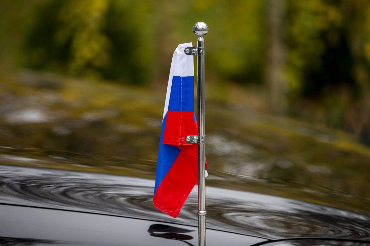 Krievijas karogs uz valdības pārstāvju automašīnas