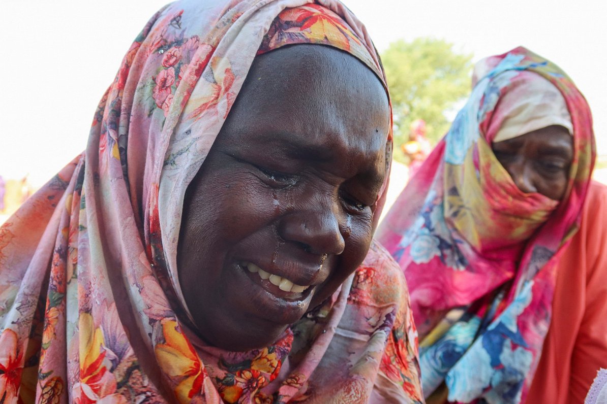 Sievietes no Sudānas Dārfūras reģiona rietumiem raud pēc ziņu saņemšanas par savu tuvinieku nāvi