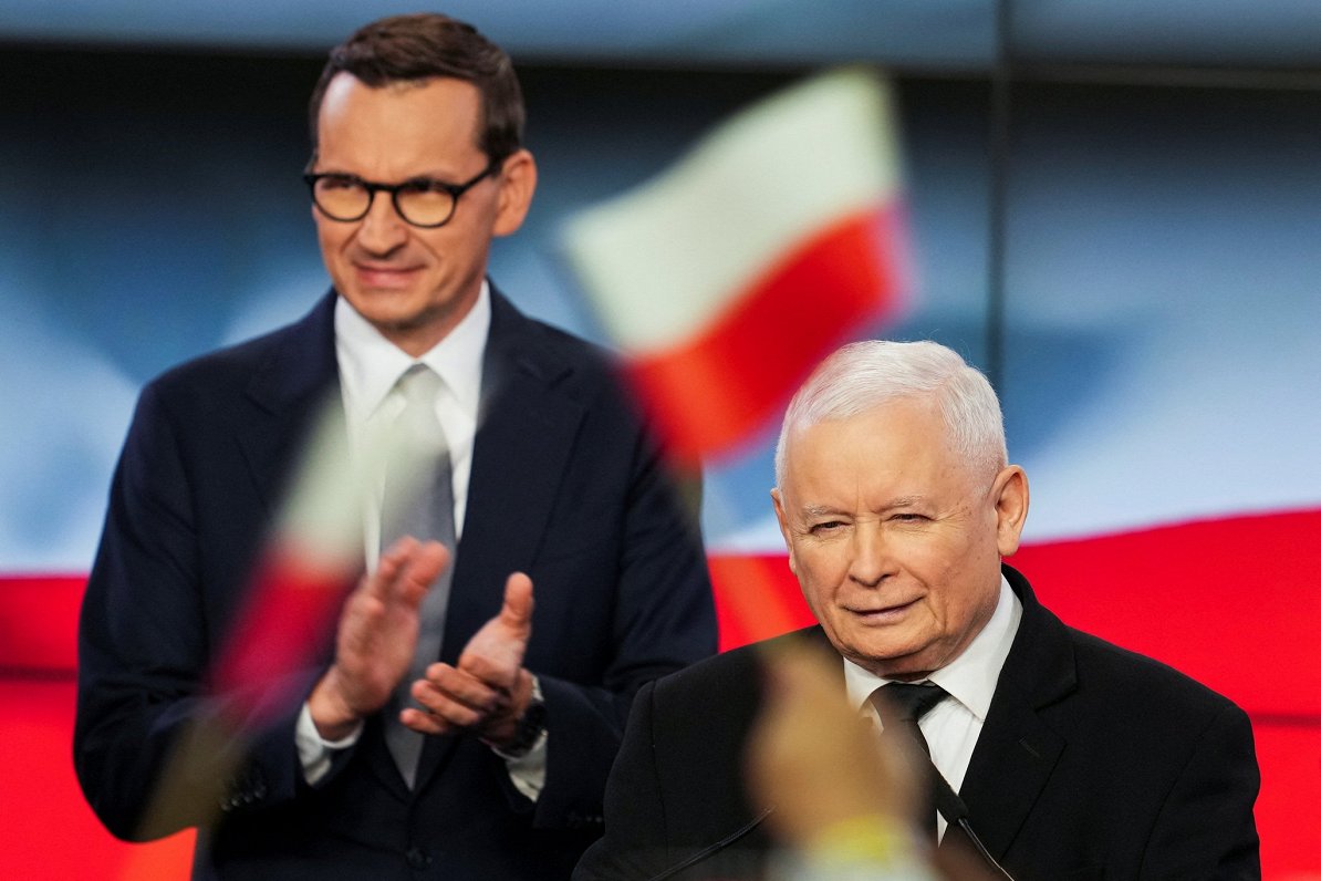 Polijas līdzšinējais premjers Mateušs Moraveckis un partijas &quot;Likums un taisnīgums&quot; līderi...