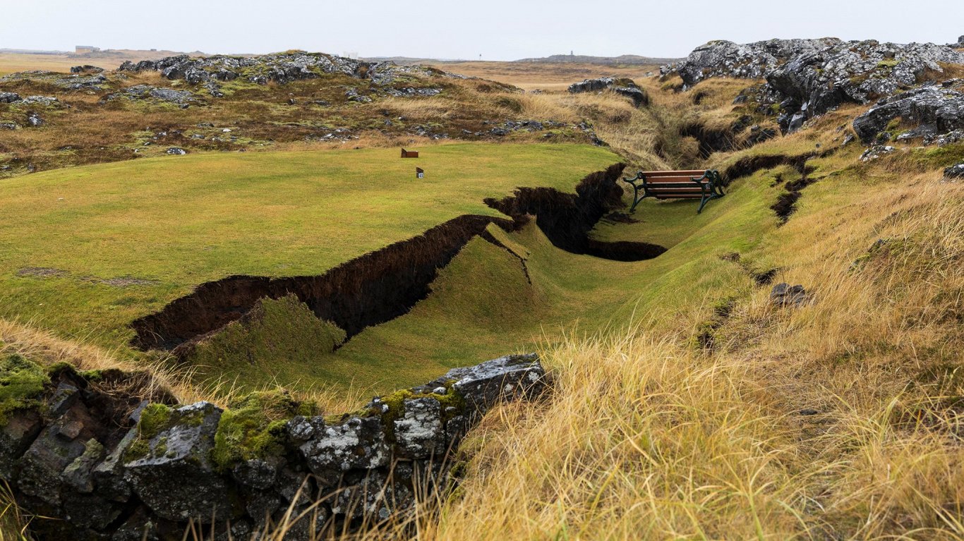 Zemes iegruvums golfa laukumā Grindavīkas pilsētā, Islandē