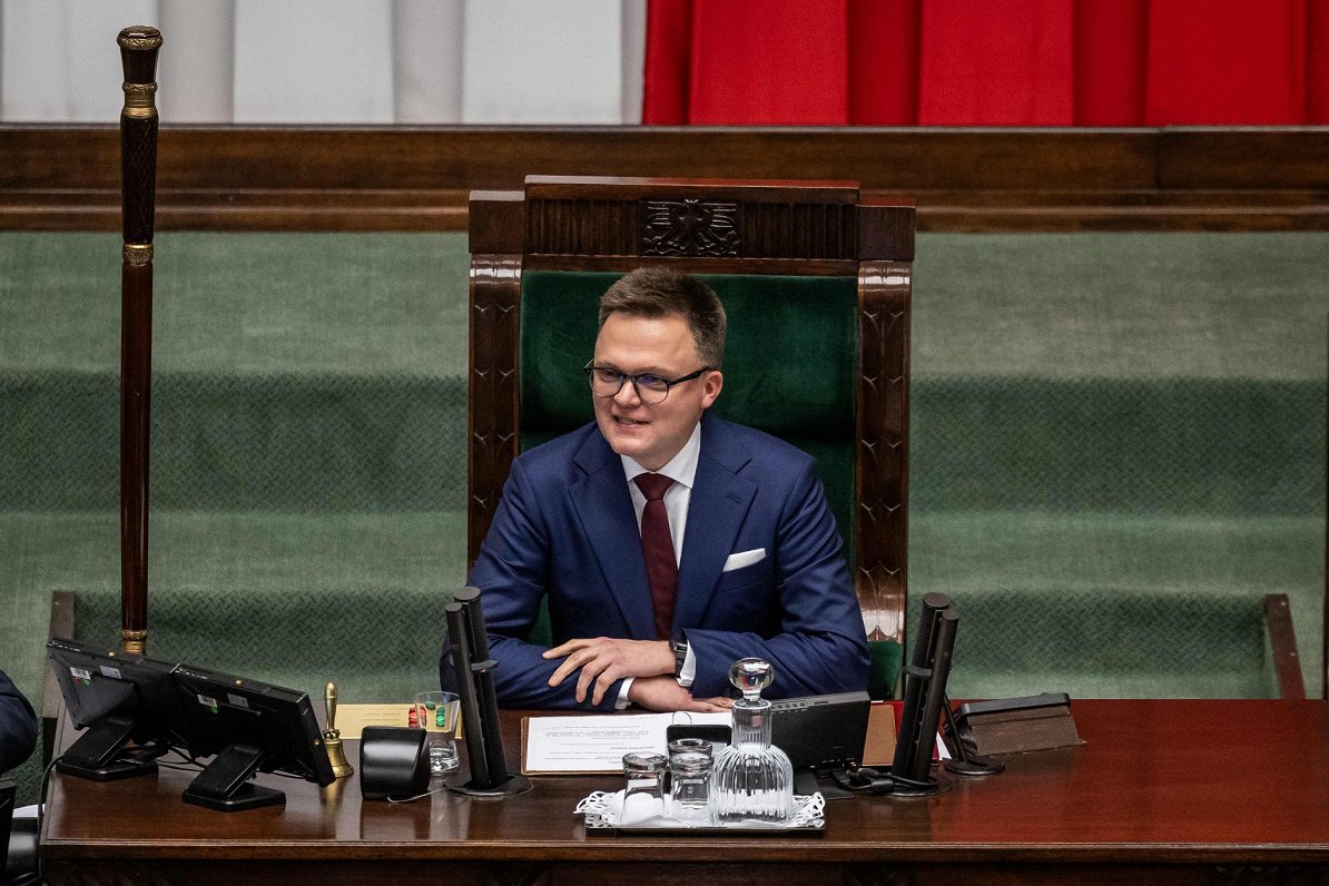47 gadus vecais Šimons Holovņa ievēlēts par Polijas parlamenta apakšpalātas spīkeru