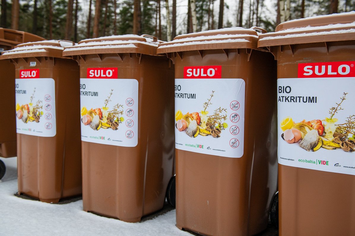 Ilustratīvs attēls: bioloģiski noārdāmo atkritumu tvertnes