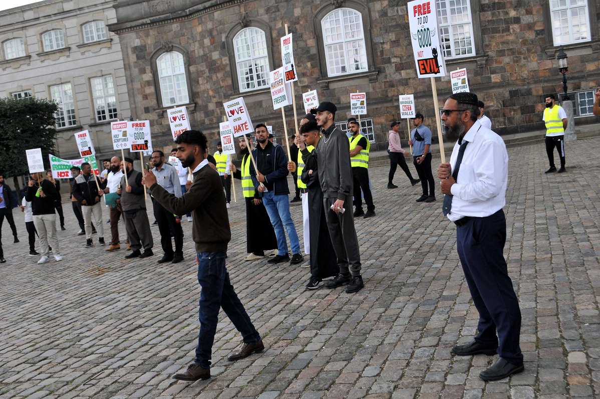 Pakistānas musulmaņu kopiena Dānijā pulcējas pie valsts parlamenta ēkas, protestējot pret Korāna ded...