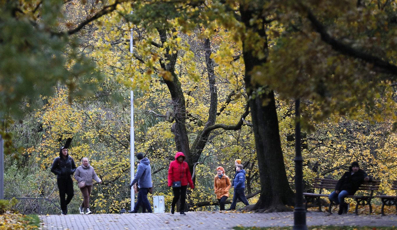 Cilvēki Rīgas parkā
