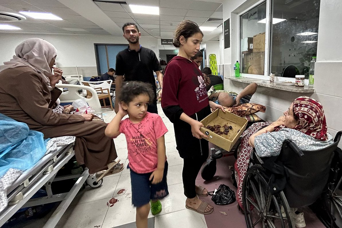 Pacienti un civiliedzīvotāji, kas raduši patvērumu Al-Šifas slimnīcā Gazas joslā
