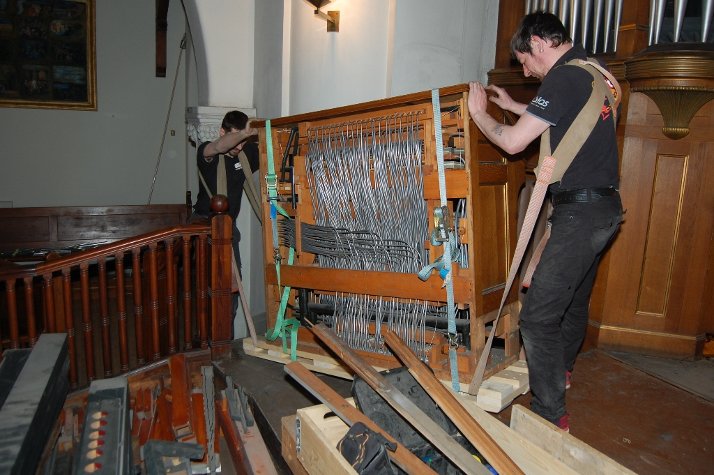 Stokholmas Sv. Pētera baznīcas 1905. gadā Valkera būvēto ērģeļu spēles galds tiek demontēts restaurā...