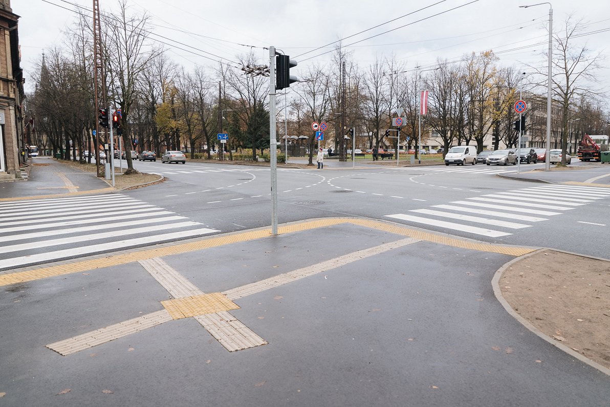 Rīgā pie Daugavas stadiona pārbūvēti 3 krustojumi; ierīkotas velojoslas