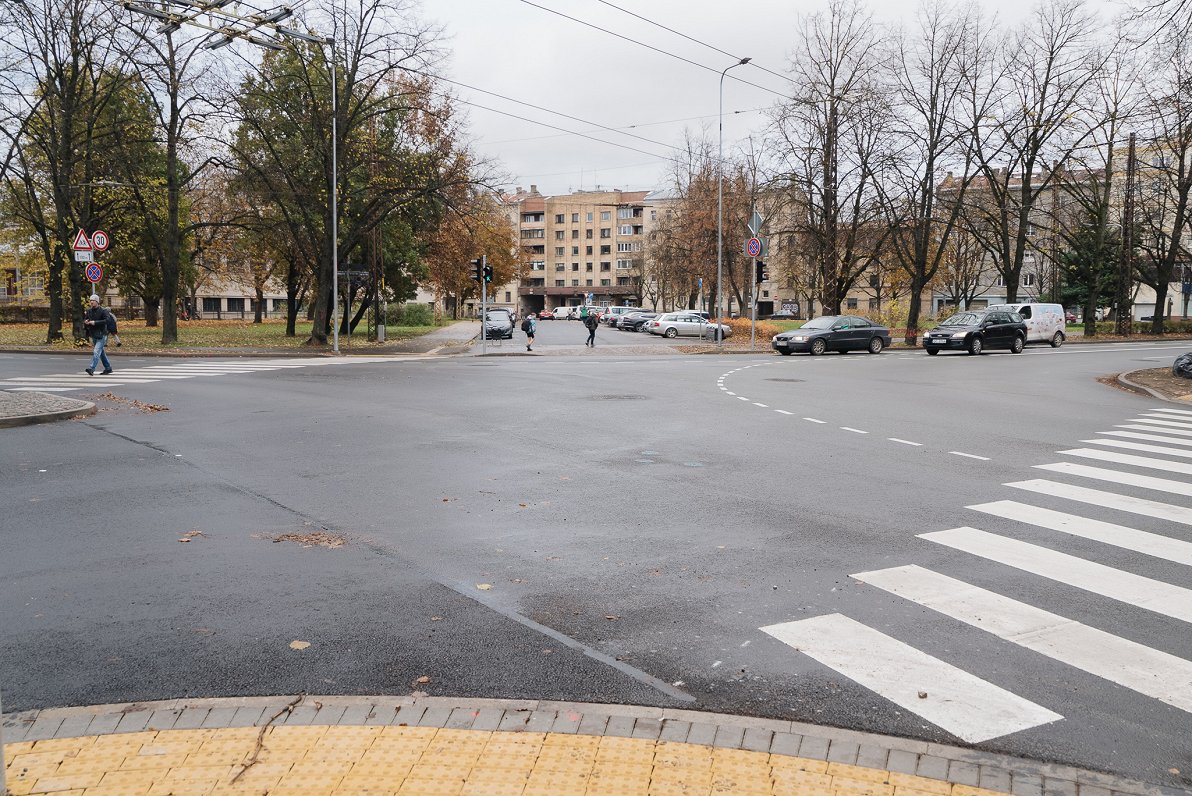 Rīgā pie Daugavas stadiona pārbūvēti 3 krustojumi; ierīkotas velojoslas