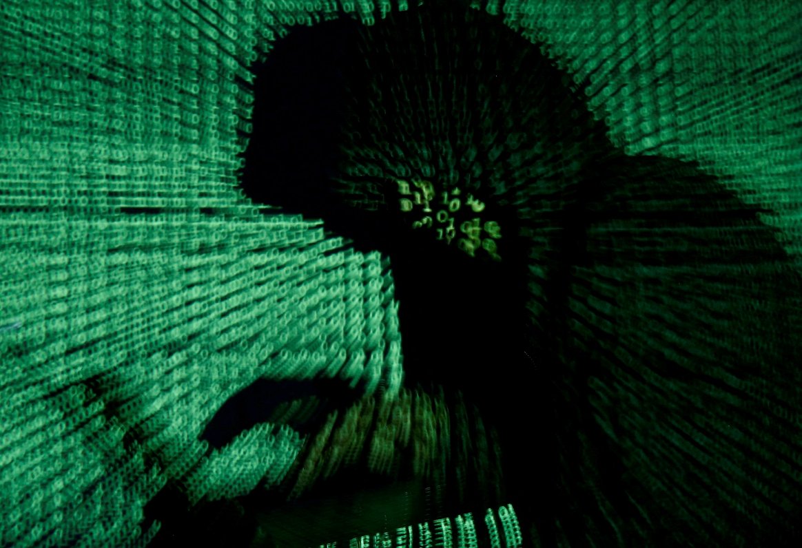 Ilustratīvs attēls: cilvēka siluets pie datora ekrāna