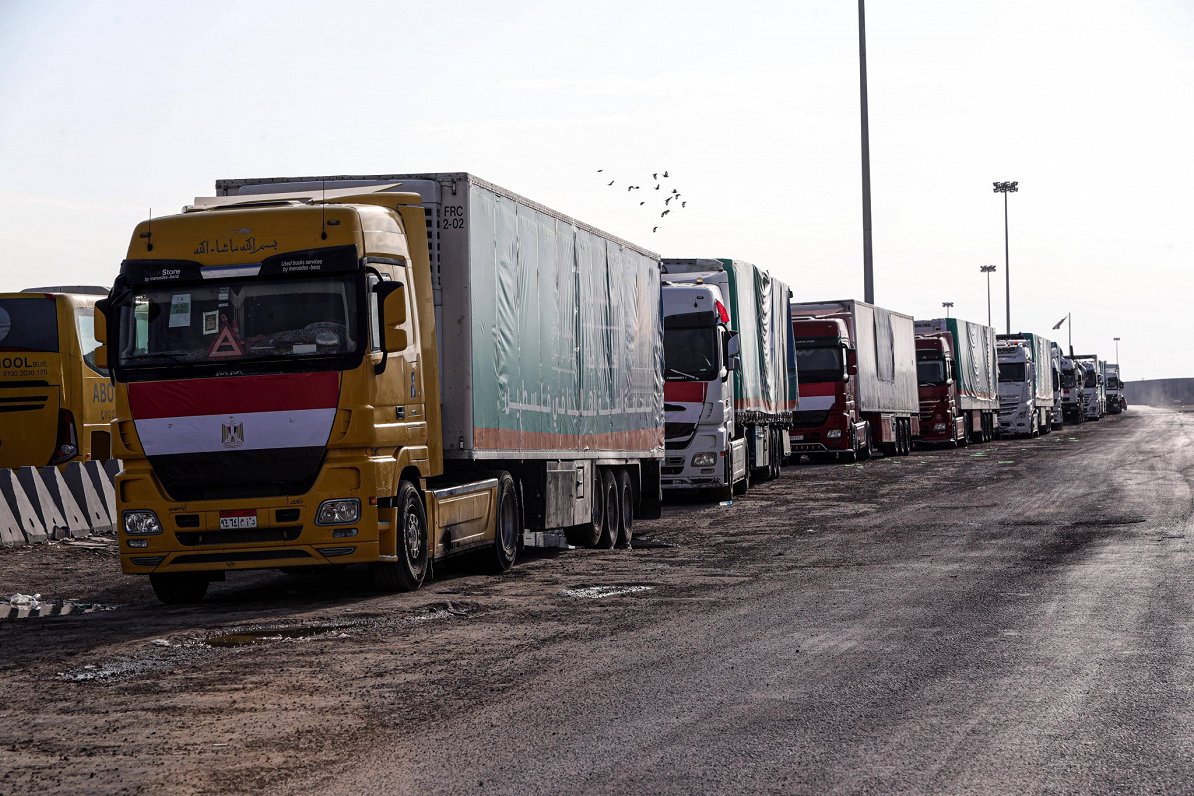 Ilustratīvs attēls: kravas automašīnas ar humāno palīdzību Gazas joslas civiliedzīvotājiem