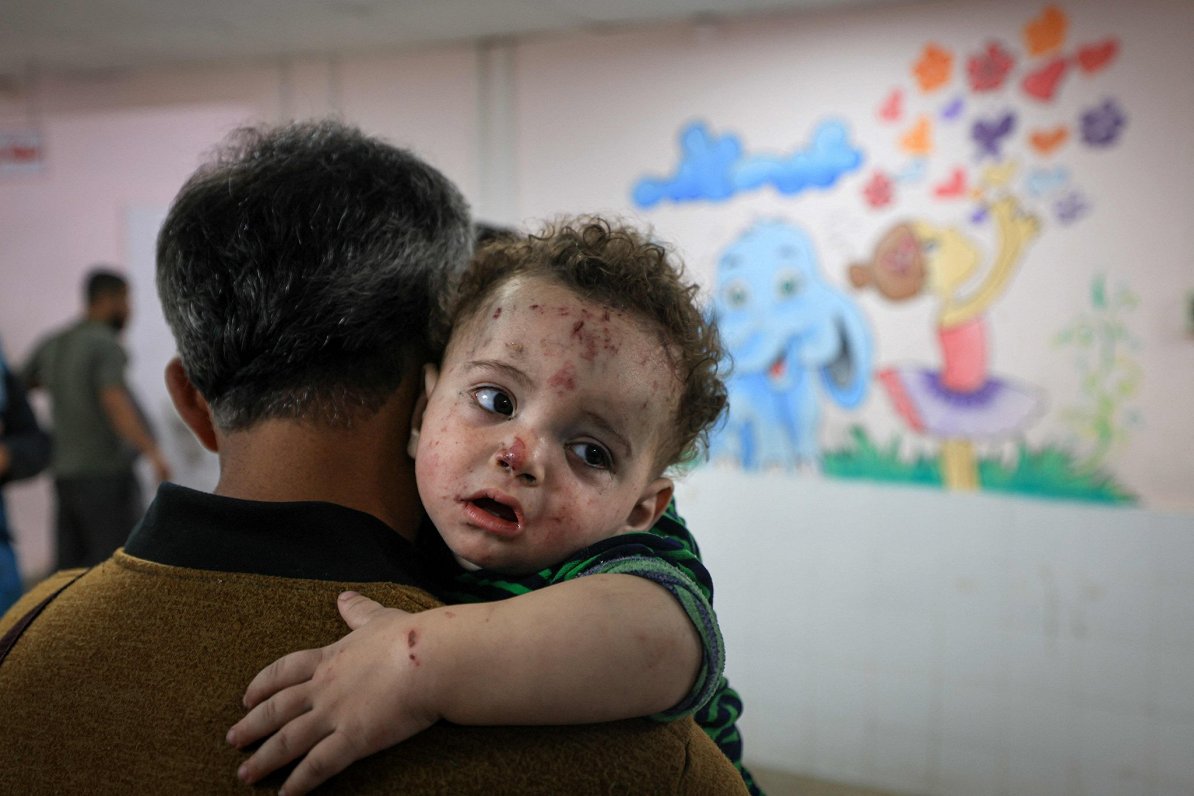 Izraēlas triecienos Gazas joslā ievainots palestīniešu bērns
