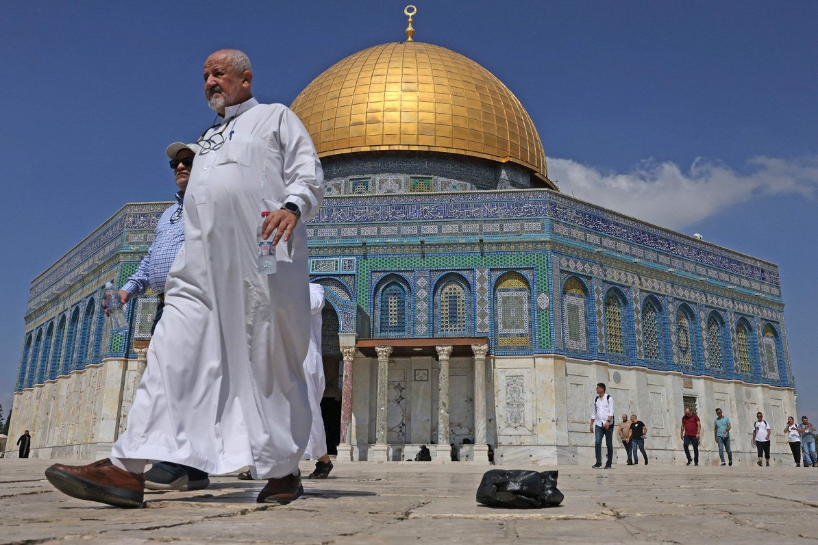 Viens no atpazīstamākajiem Jeruzalemes simboliem: ar zelta kupolu apjumtā mošeja Al-Aksas svētnīcas...