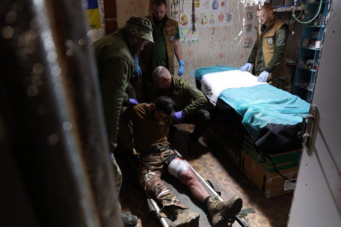 Раненый. Украина, близ Бахмута, Донецкая область. Снимок сделан 14.11.2023