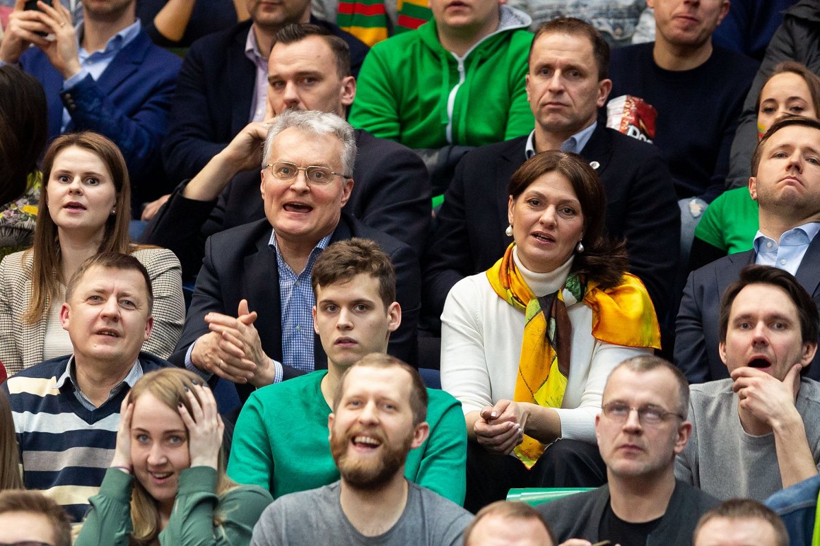 Lietuvas prezidents Gitans Nausēda ar sievu Diānu skatās basketbola spēli, 2020. gads