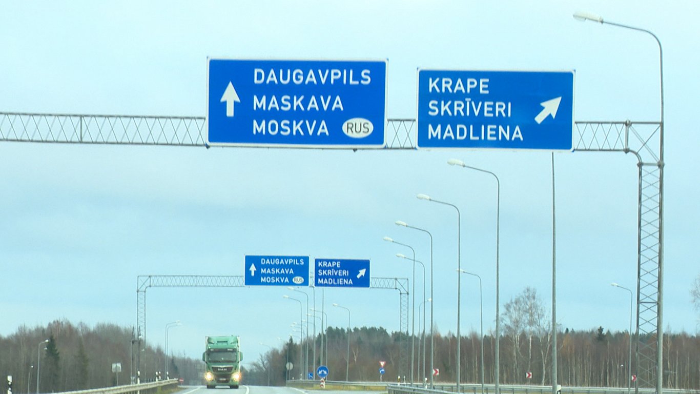 Satrauktas par ceļa zīmēm Maskavā uz Latvijas šosejas / Raksts
