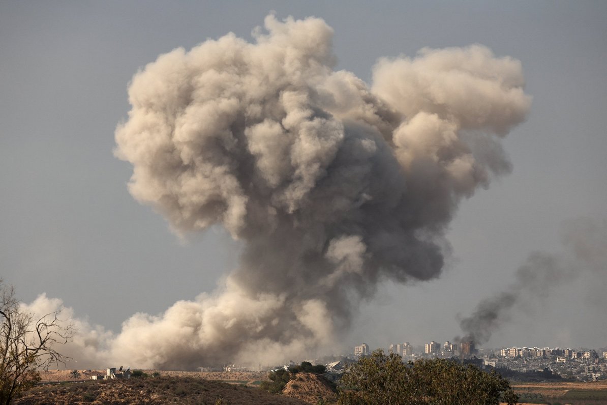Dūmi virs Gazas joslas ziemeļu daļas pēc Izraēlas triecieniem